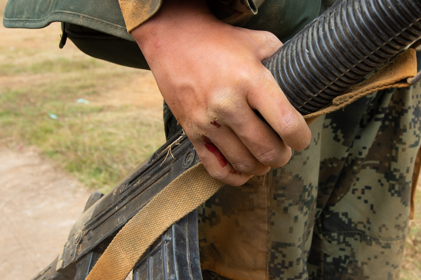 2020年11月16日，一名武警新兵爬完幾趟戰術訓練后，手部出血。