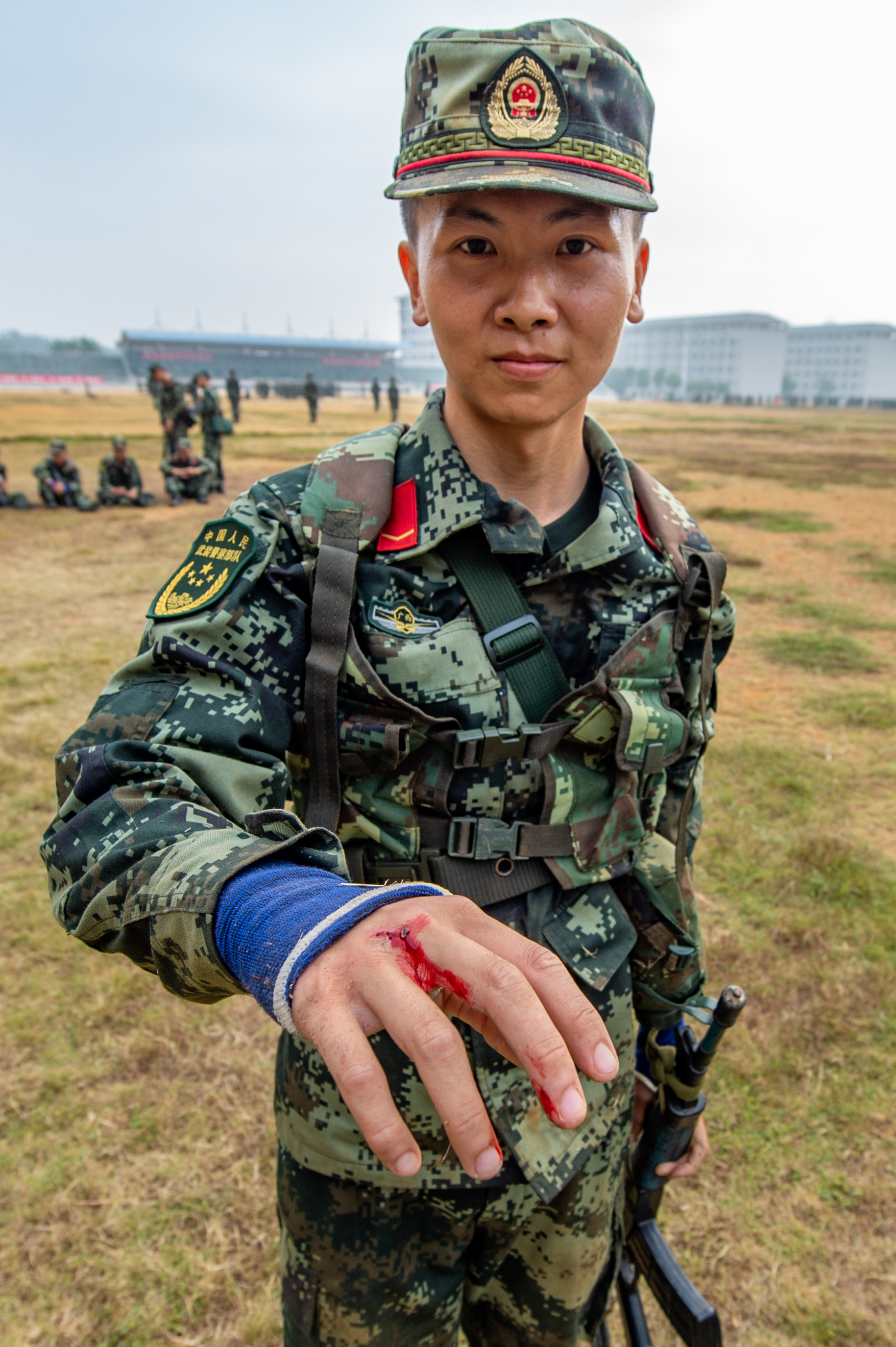 2020年11月16日，一名武警新兵爬完幾趟戰術訓練后，手部出血。