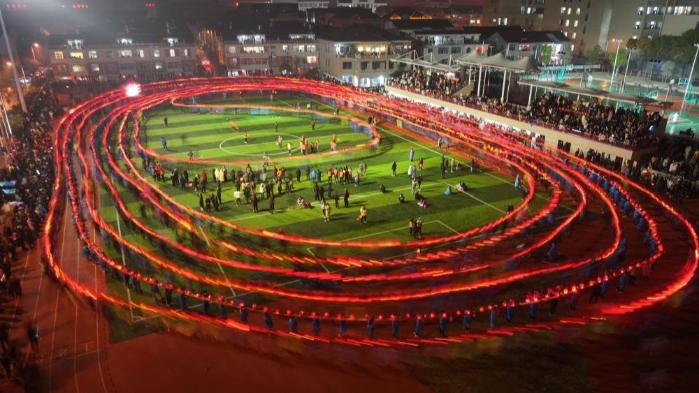 2,000-meter-long lantern appears in Zhejiang