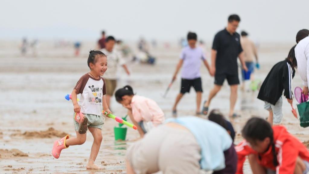 People enjoy 3-day holiday of Dragon Boat Festival across China
