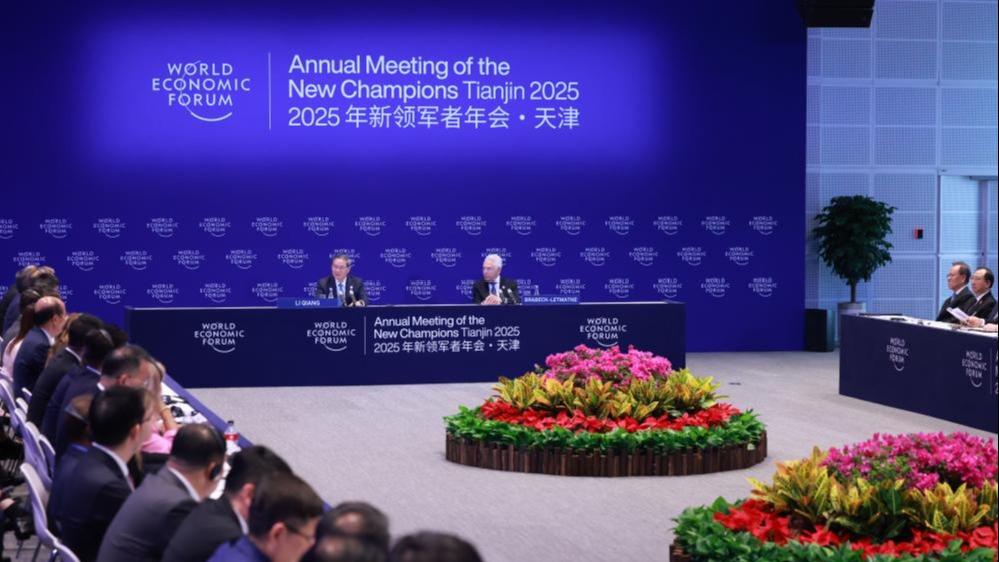 Chinese premier exchanges ideas with entrepreneurs at Summer Davos