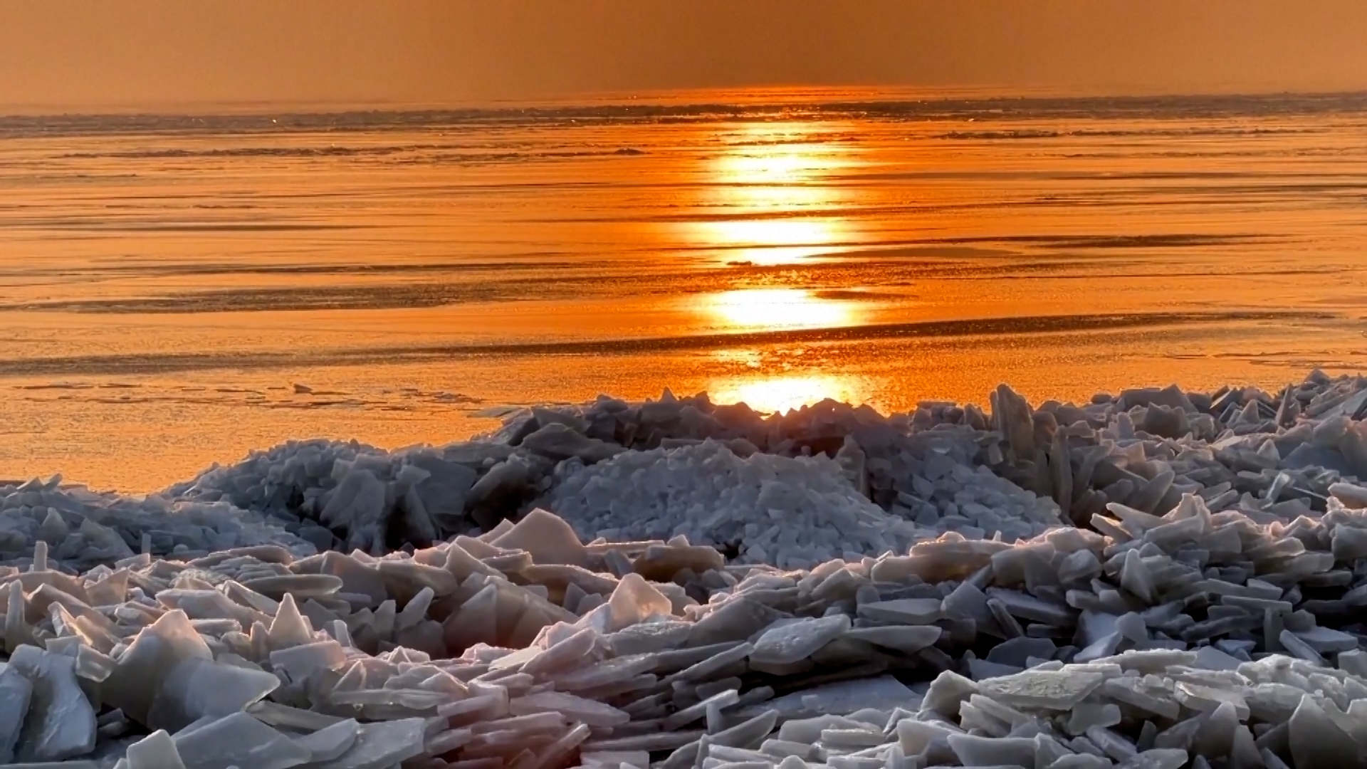 Unique scenery formed on freezing Xingkai Lake