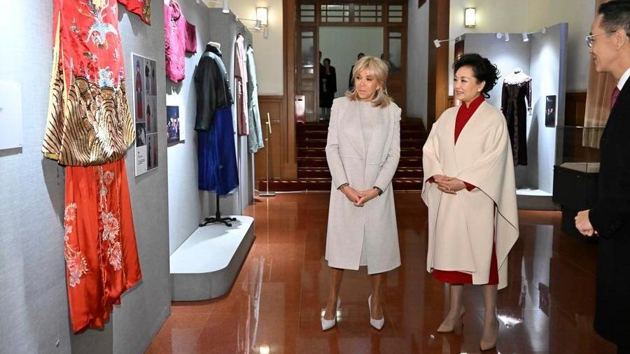 Peng Liyuan, Brigitte Macron visit Beijing People's Art Theatre