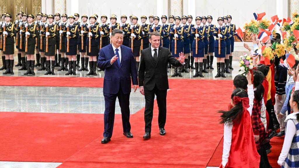 Chinese, French leaders vow to strengthen bilateral cooperation