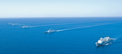 中国海军第七、第八批护航编队的舰艇在亚丁湾编队航行。记者 范军威摄