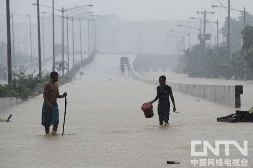 菲律宾马尼拉，大雨过后人们走上大桥（来源：法新社）