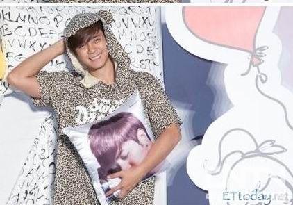 罗志祥豹纹睡衣泡泡袜上身秀翘臀