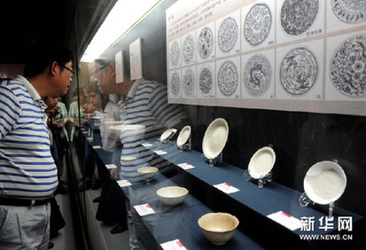 观众在北京艺术博物馆观看展览。新华网图片 罗晓光 摄