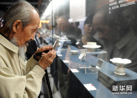 观众在北京艺术博物馆观看展览。新华网图片 罗晓光 摄