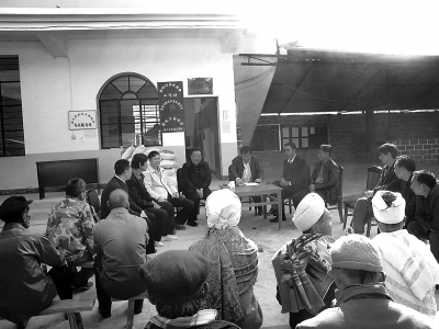 图为云南省德宏州干部深入到基层群众当中了解民情。