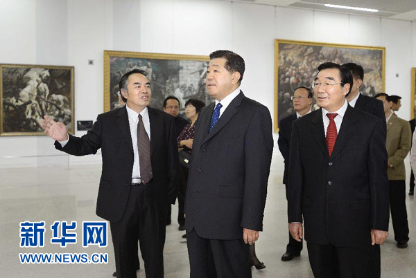 10月8日，中共中央政治局常委、全国政协主席贾庆林来到中国国家博物馆，参观正在这里举办的“迎着曙光——弘扬西柏坡精神陈承齐大型油画展”。 新华社记者 李涛 摄