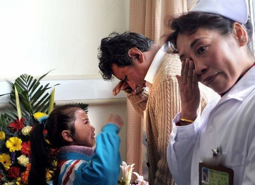 西藏严重暴力事件中，勇救汉族父子的洛桑医生身受重伤，当时他没有哭，少先队员去看他时，赞他“真勇敢”时哭了起来，洛桑和护士次吉忍不住同时落泪。中新社记者廖攀摄