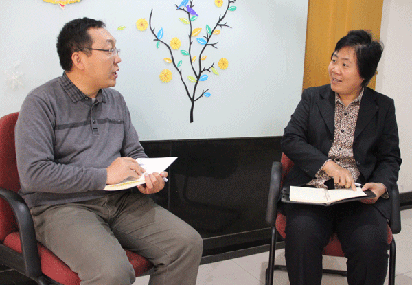 1、	党的“十八大”代表、山东省高唐县农业局副局长、高级农艺师杜立芝，接受央视网记者薛广乾的专访。