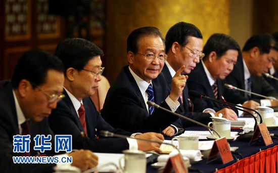 11月8日，温家宝同志参加党的十八大天津代表团讨论。 新华社记者姚大伟 摄