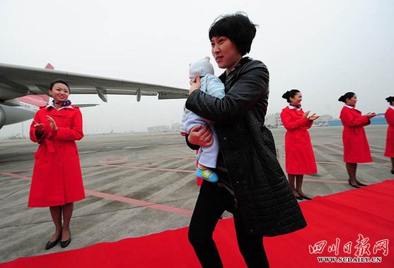 11月6日，蒋敏代表怀抱孩子赴京参会。