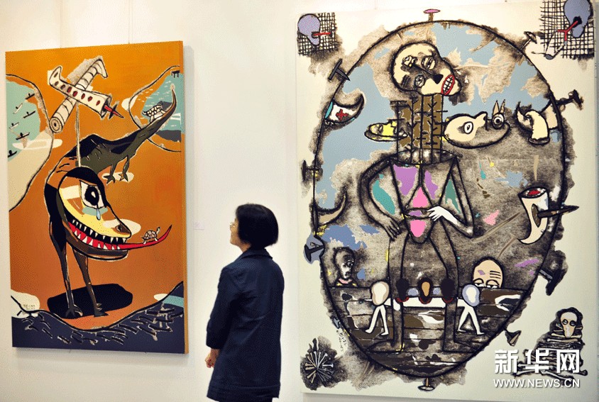 11月8日，参观者在2012第19届台北国际艺术博览会上欣赏艺术作品。
