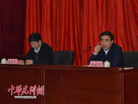 区委书记郝建军(右)在会上讲话