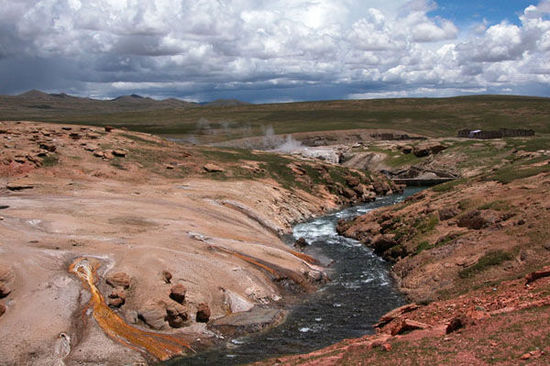 探秘西藏德宗温泉裸浴 男女泉仅一墙之隔