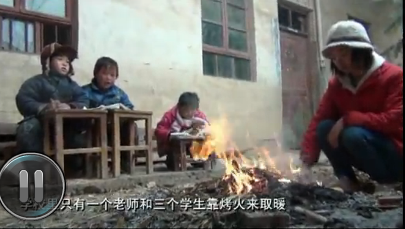 90后代课女教师和她的三个孩子烤火上课