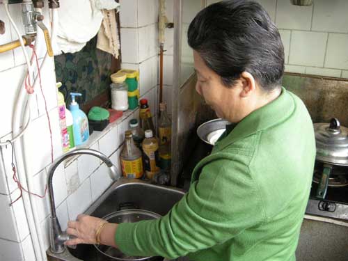 6日10时许，家住邯郸市铁西大街的张女士正在接水。徐辉摄