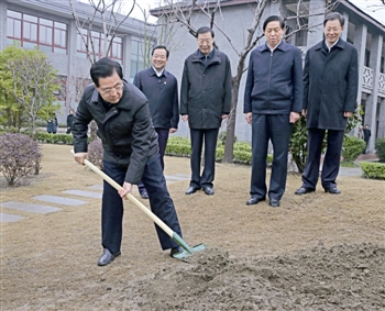 胡锦涛主席考察泰州纪实(二):千年书院添新绿