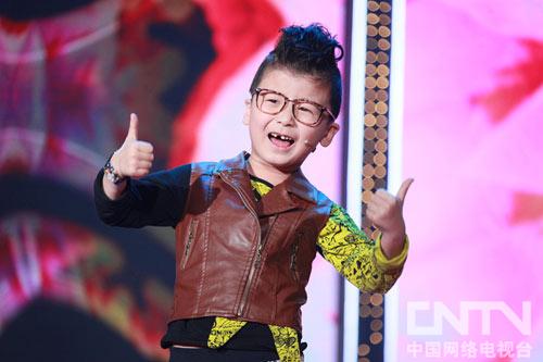 鬼马精灵的武东博唱着《欢乐中国年》新春送福