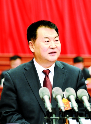 1月31日上午，自治区政协主席任亚平在自治区政协十一届一次会议闭幕会上讲话。 记者 袁永红 摄 
