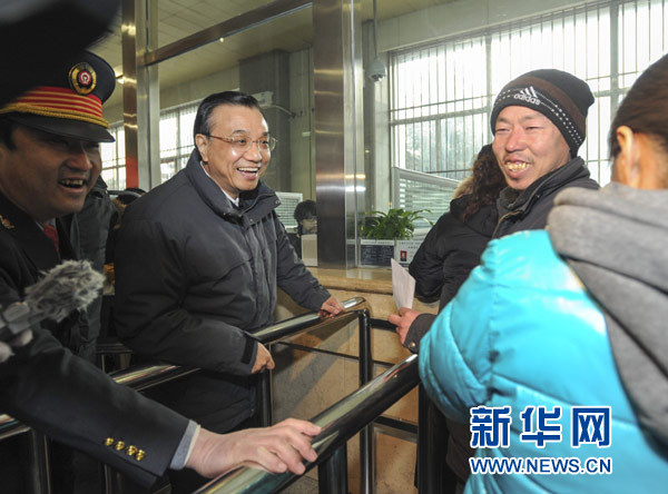 这是李克强在包头火车站售票大厅与前来买票的旅客交谈。新华社记者谢环驰摄  