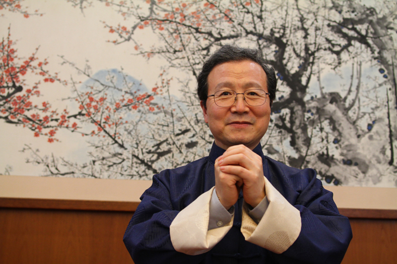 中国驻日本大使程永华携馆员向祖国人民拜年