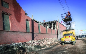 工人们维修被损坏的电线。新华/法新