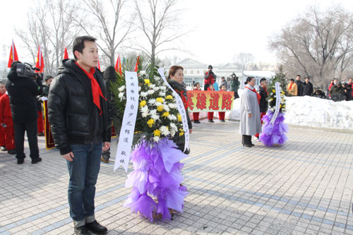 少儿频道主持人参加佳木斯市英俊小学纪念刘英俊牺牲四十七周年祭扫活动