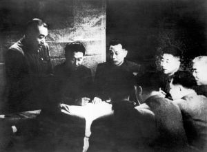 中国人民志愿军总司令彭德怀(左一)在朝鲜前线主持作战会议,部署作战计划。(新华社发)
