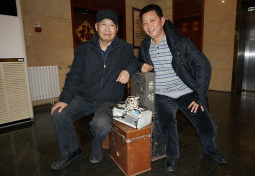 老电影收藏爱好者刘建（右）和崔贵存为大家放映1963年的老电影《雷锋》。