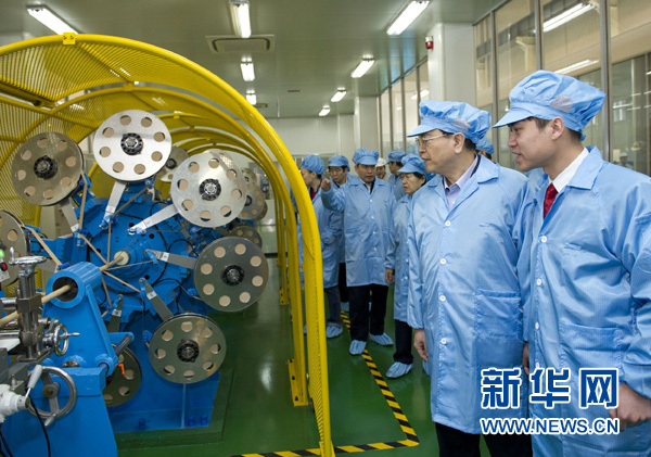 2013年2月22日，张德江在富通（天津）超导技术应用有限公司，视察超导技术应用实验室。 新华社记者 黄敬文 摄