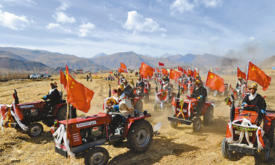 3月16日,西藏达孜县塔杰乡巴嘎雪村村民举行一年一度的开耕仪式.