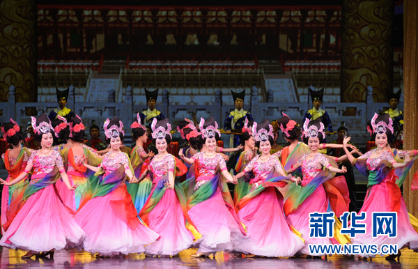 3月22日，演员在俄罗斯“中国旅游年”开幕式文艺演出上表演。当天，俄罗斯“中国旅游年”开幕式文艺演出在俄罗斯首都莫斯科克里姆林宫大剧院举行。 新华社记者姜克红摄
