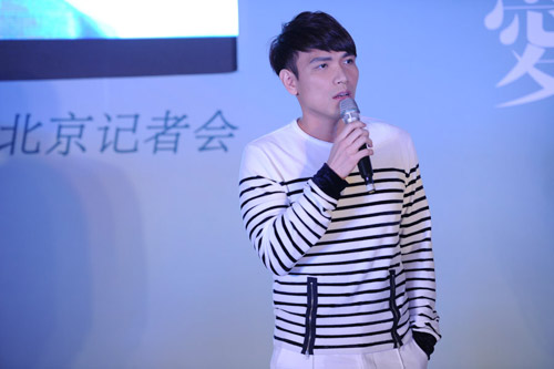 杨宗纬新碟《初.爱》记者会 催泪献唱新歌获好