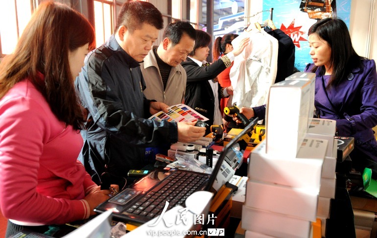 2013年3月25日，采购商在武义五金工具博览会上采购产品。