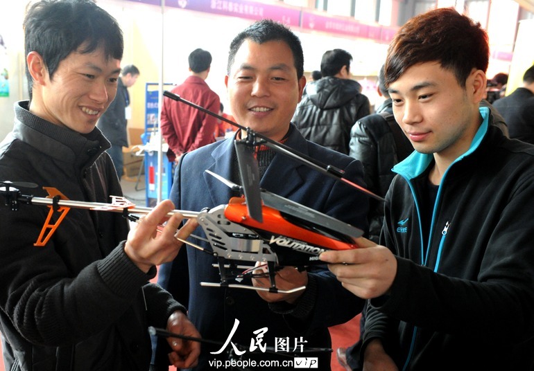 2013年3月25日，客商在武义五金工具博览会上采购遥控玩具直升机。