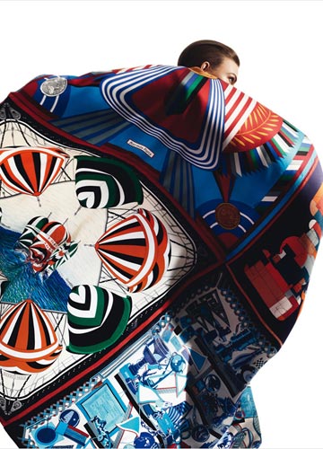 顶级超模身披爱马仕绝美丝巾