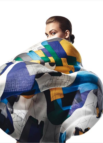 顶级超模身披爱马仕绝美丝巾