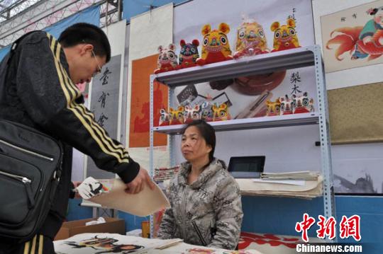 4月5日，2013河北省旅游商品博览会展出的邯郸魏县花布印染特色产品。　吕子豪　摄