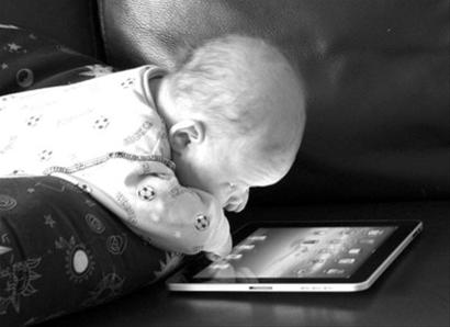 触屏一代:孩子未满2岁不会走路 无师自通玩iPa