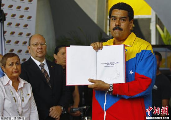 当地时间3月11日，委内瑞拉加拉加斯，委内瑞拉总统大选序幕拉开，代总统马杜罗登记成为总统候选人，将正式参加4月14日举行的总统选举。作为查韦斯生前“钦点”的接班人，查韦斯的支持者聚集在一起，表示对马杜罗的支持。 