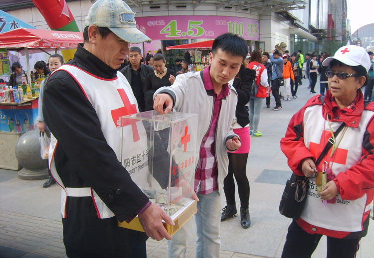 正在住院的孙兆芳偷偷跑上街头，为灾区募捐。