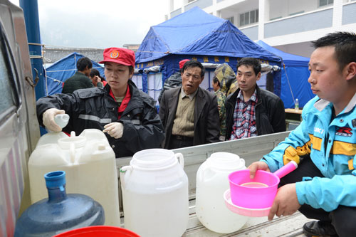 给灾民发放消毒后的饮用水。