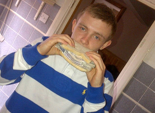 窃贼制作&ldquo;现金三明治&rdquo;。图片来源：国家新闻与图片