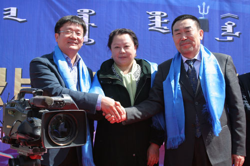 图为苏建荣（左）、景宜（中）、高峰（右）共同为电影开机揭幕。