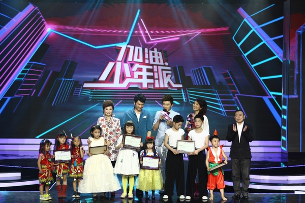 星二代参加《加油!少年派》 何静现身为女儿助