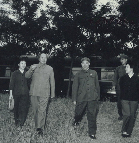 汪东兴吴法宪向毛泽东检讨:上了坏蛋陈伯达的